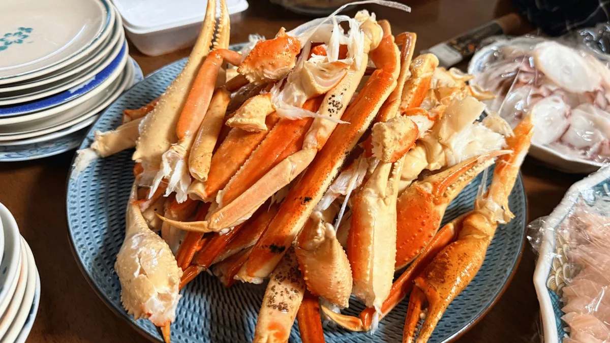 年越しギフトの蟹が並んだお正月の食卓