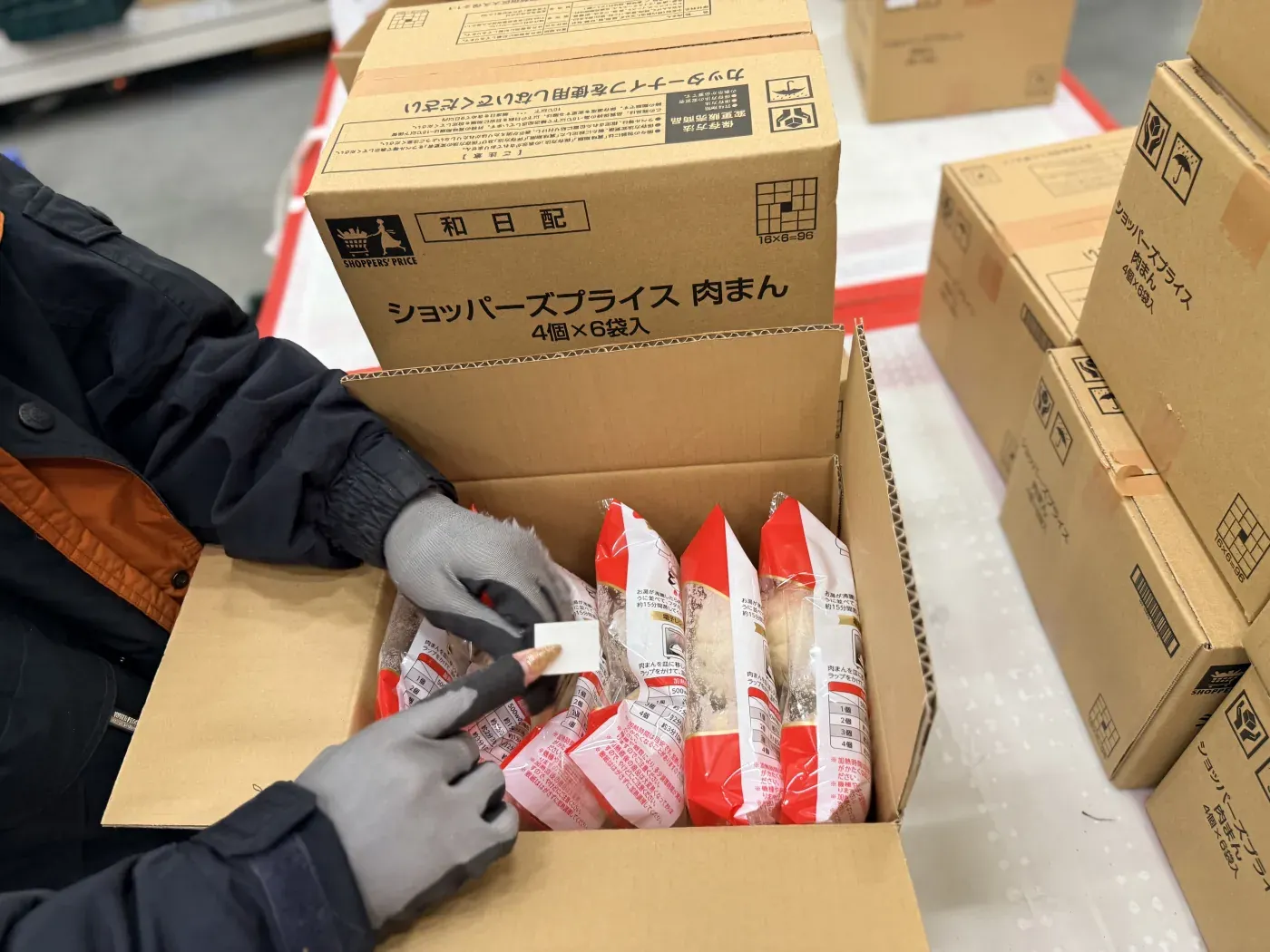 商品へのシール貼り作業