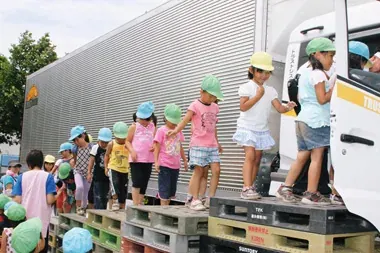 トラックのキャビンを体験する子ども