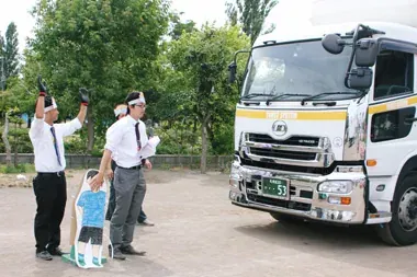 トラックの危険性について学ぶ子どもたち