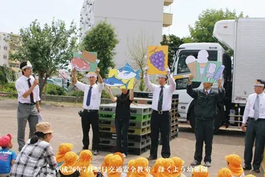 トラックの役割をクイズで学ぶ子どもたち