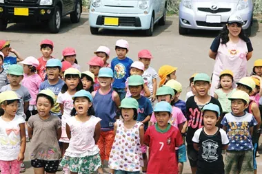 交通安全指導で歌を披露する子どもたち