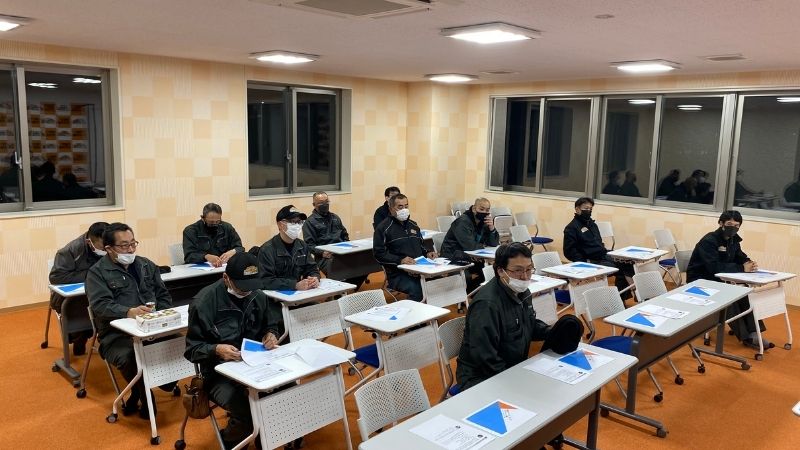 先輩と一緒に仕事を覚える研修イメージ